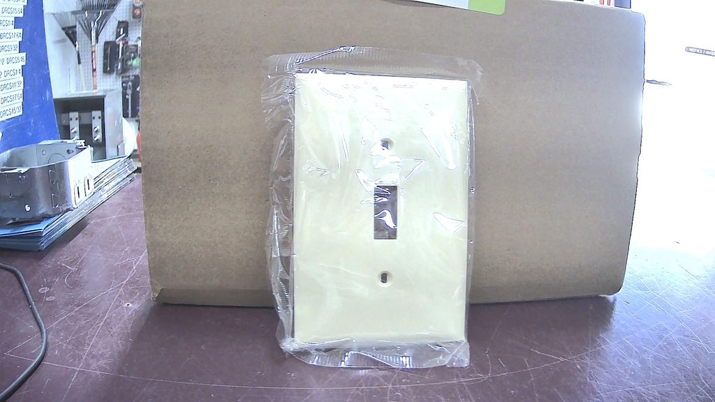 Single-Gang Light Switch – Ivory-